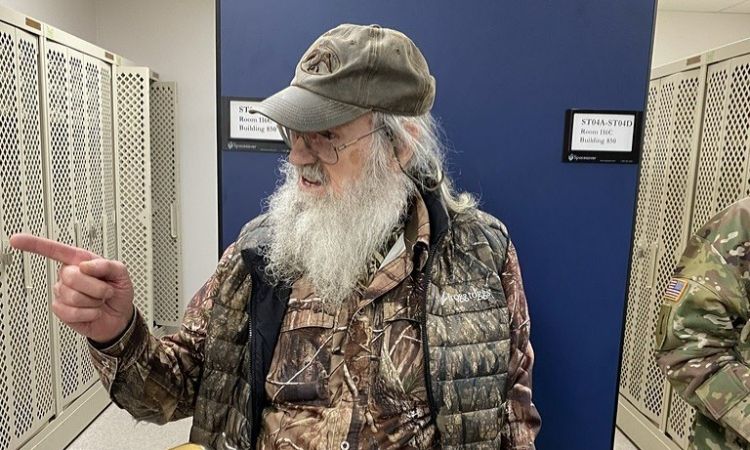 Si Robertson previously served in the United States Armed Forces during the Vietnam War.
